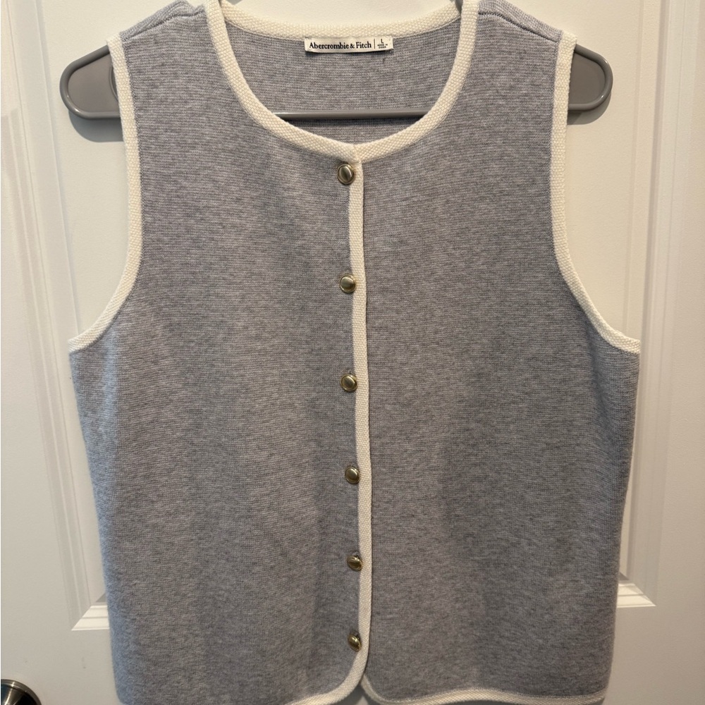 NWOT Abercrombie & Fitch Gray Sleeveless Cardigan Size L